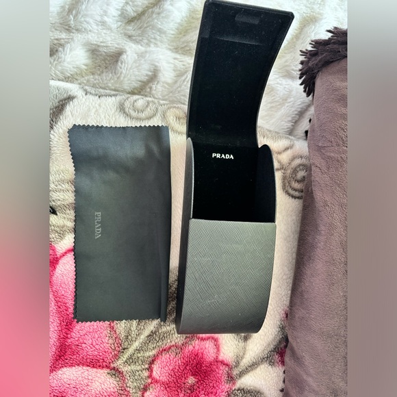 SOLD🩷Black Classic Prada Sunglasses, well loved and in great shape. - Picture 3 of 7